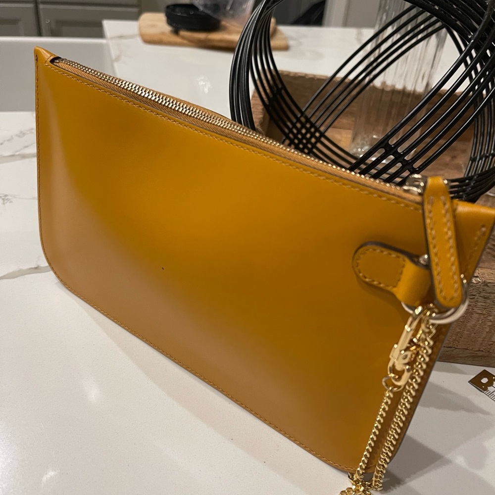 Authentic Gucci Pouch 👝 almost new beautiful yellow leather made in Italy